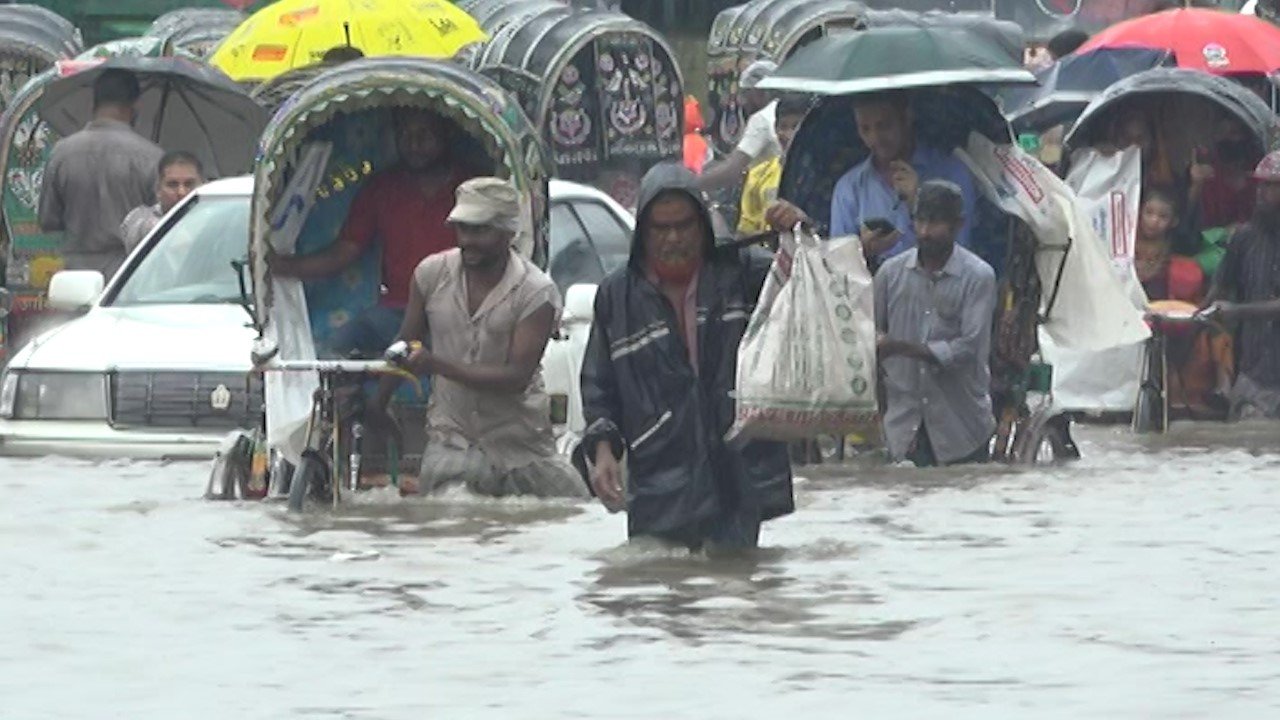 টানা বৃষ্টিতে ভাসছে চট্টগ্রাম-কক্সবাজার: ৪২ বছরের রেকর্ড ভেঙে জনজীবন বিপর্যস্ত